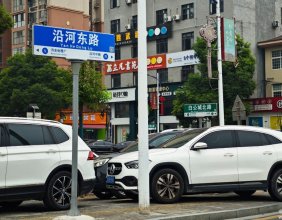 慈利县城的路标路牌更加完善了，但细节需要多打磨一下