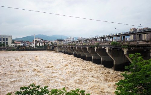 慈利县城关电站东门大坝闸门全开泄洪场景