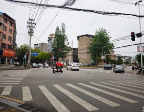 慈利县古城路和笔架路交汇的十字路口，已经加上了红绿灯