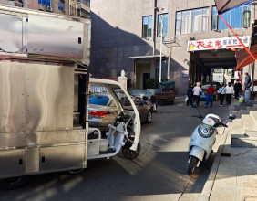 在生活家那里闲坐，看到两辆车在巷道里互不相让，有感而发