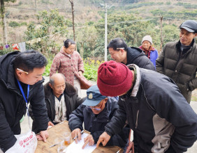 回合堰村参加第十二届村委换届选举投票，然后取过年的腊肉