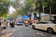 路过笔架路电信公司前面，看到很多人聚在一起