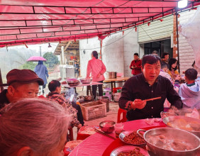 正月初七舅舅六十大寿，宴设锣鼓村家中，一家人前去庆贺