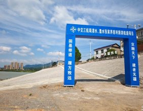 围观溇水、澧水慈利旅游航道项目现场，边上河坎都砌好了