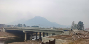 慈利澧零大桥已经撤去辅助钢铁架了，正在建设一些周边设施