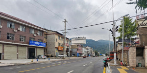 慈利县民和路经过几个月道路升级改造，近日终于通车了