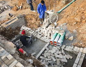 在澧零大桥的桥头看到有工人在施工，好像是砌砖围管道窖井