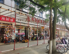 笔架路人民广场路段一排店子前面装上了脚手架，准备干什么呢
