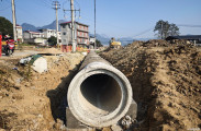 路过白公城澧零公路建设工地，看到准备埋一根粗壮的水泥管子