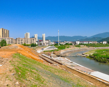 天气放晴，双安零溪河畔的各种建设正在热火朝天进行中