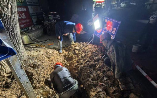 山水一鸣小区门口路面渗水，慈利县自来水公司连夜抢修