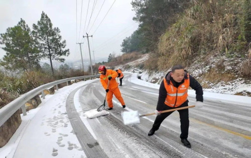 慈利县公路建设养护中心破冰除雪，守好群众“路上安全”