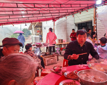 正月初七舅舅六十大寿，宴设锣鼓村家中，一家人前去庆贺