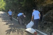 高峰派出所民辅警路边发现1名聋哑人，联系村群后找到家属