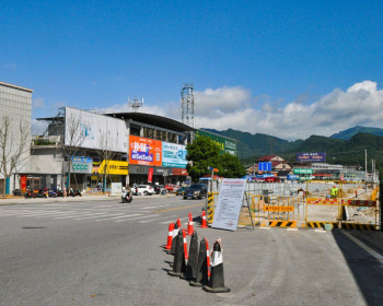 慈利大市场前面的路正在铺地砖，人行道设计得有点宽