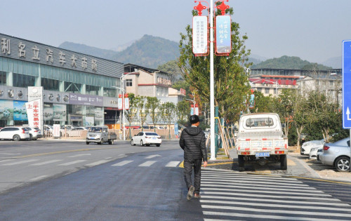 在慈利老西站遇到一个拦车的疑似精神病人，还好心载了他一程