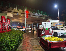 慈利碧桂园桥头夜市正式开业，下雨天都车水马龙食客爆棚