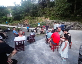 合堰村第五、七村民小组召开屋场会，商讨农村田地续包事宜