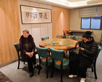 张家大伯伯97岁生日，宴设万家灯火餐厅，大家齐聚一堂庆生