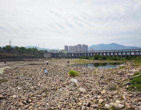 慈利城关电站B站下游水位降低，古法洗衣又流行了起来