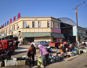 在慈利大市场看到有人摆摊卖菜，交流几句差点上了菜贩的当