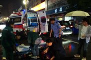 慈利县公安局县局机关夜间巡逻组成功救助2名受伤群众