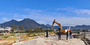路过慈利澧零大桥建设现场，记录到了大桥第一块护栏安装过程