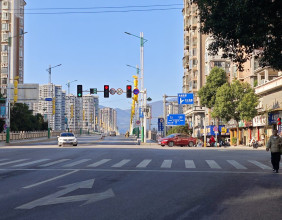 慈利城区有些路段交通信号设置了右转红灯，我个人不是很满意