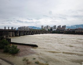 慈利县城关电站东门大坝澧水河段，洪水倾泻而下奔流向东