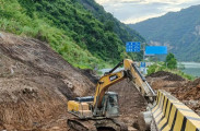 慈利县S518长潭河沉陷路段抓紧施工中，预计8月底恢复通车