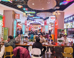 大年初二晚八点，华盛里地下商城美食街生意火爆，坐无虚席