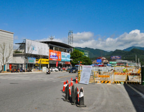 慈利大市场前面的路正在铺地砖，人行道设计得有点宽