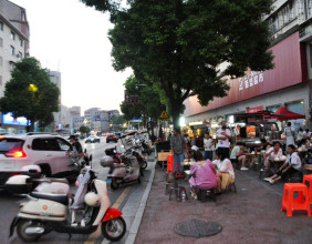慈利县商贸建材城路边夜市：110多个摊位，周末客多像赶庙会