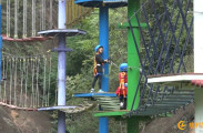 红岩岭景区首日人气旺，游客赏丹霞奇景畅游体验项目