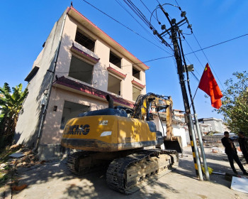 慈利双安社区澧零路上拆迁房已经成功拆除，建设进入快车道