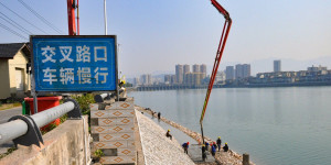 慈利太坪社区澧水河堤在搞硬化，再也不怕明年涨大水哒