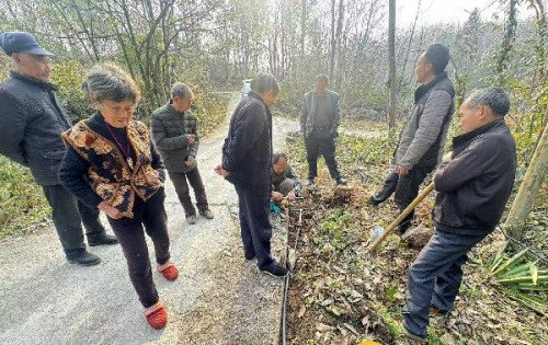 龙潭河镇金坪村开始安装自来水智能水表，首期200户月底完工