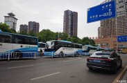 路过金慈小学，看到几十辆大巴车带中考学生来熟悉考场