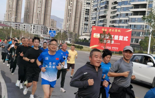 慈利县长跑协会80余名跑友冬日聚跑，10.7公里感受城市新貌