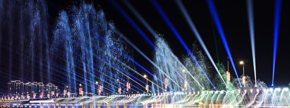 慈利县澧水河畔的璀璨灯光秀