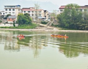 今天路过溇水河流域，看到有龙舟队伍在在河里练习
