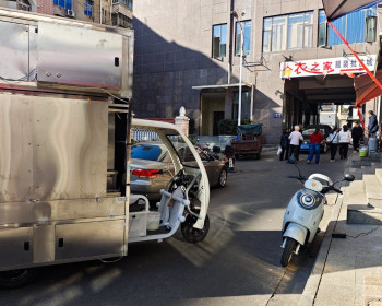 在生活家那里闲坐，看到两辆车在巷道里互不相让，有感而发