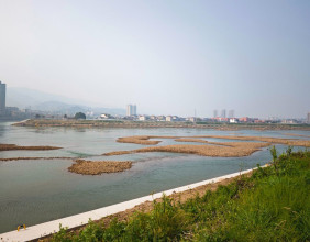 慈利水上板板龙灯用的竹筏近日被拖到了永安社区河堤上晒太阳