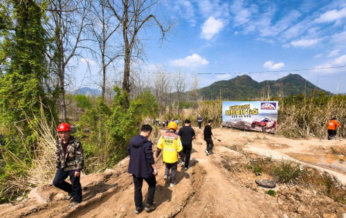 距离和子坡泥泞越野比赛收官还有2天，下午围观比赛现场