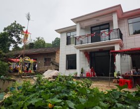 郝家山的大姨母过世了，和父母亲友们一起前往吊唁