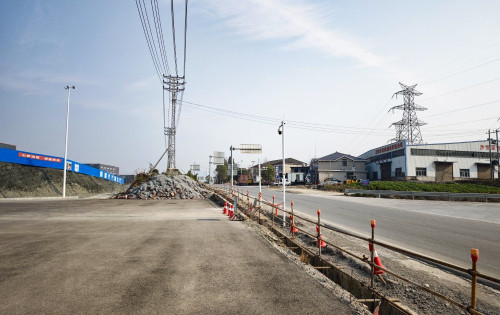 慈利工业园这条新路基本上逮好哒，单向三车道的路面相当宽敞