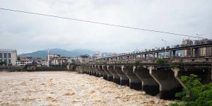 慈利县城关电站东门大坝闸门全开泄洪场景