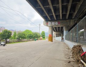 路过琵琶游泳馆旁边，看到桥墩附近进行了硬化改造