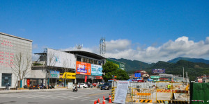 慈利大市场前面的路正在铺地砖，人行道设计得有点宽