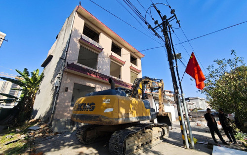 慈利双安社区澧零路上拆迁房已经成功拆除，建设进入快车道